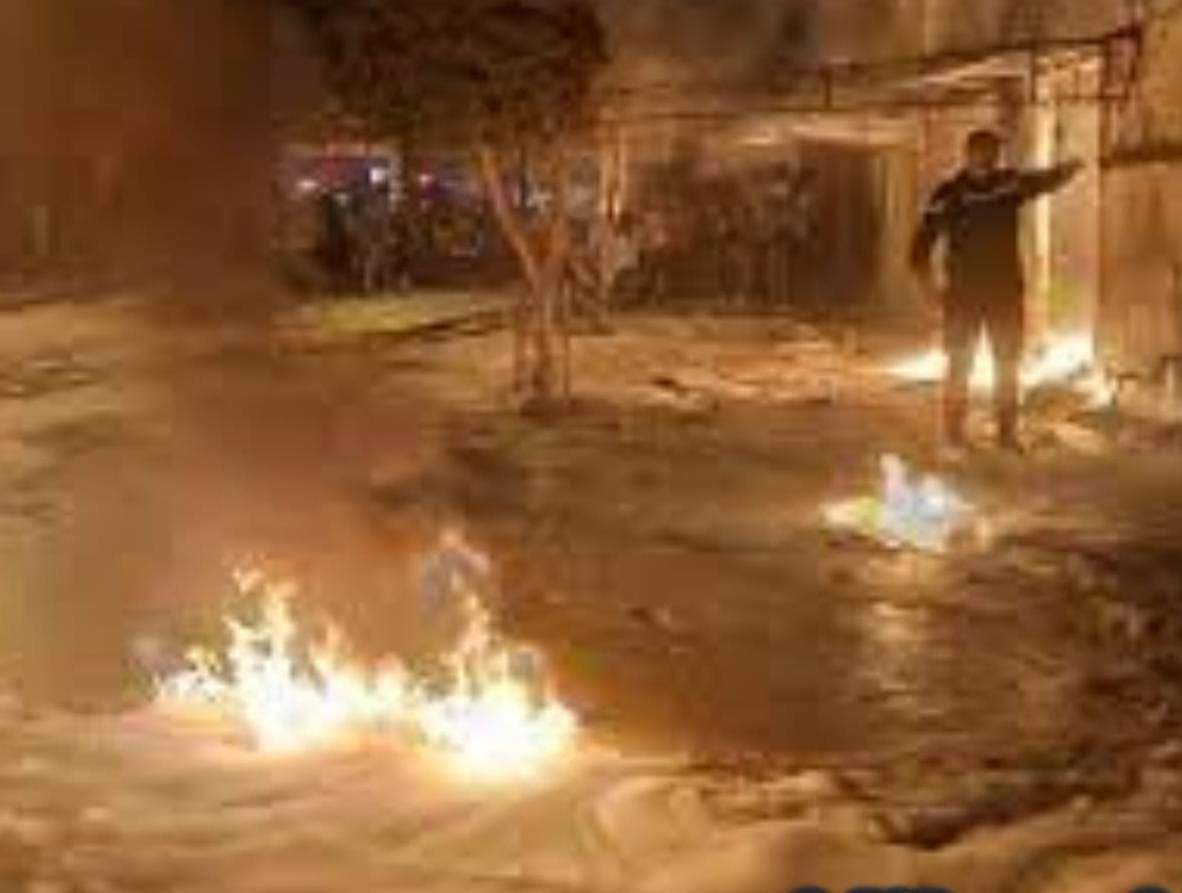 تسبب في حروق بليغة لشخص وقطع التيار الكهربائي.. حريق ضخم بمحل لبيع البنزين المهرب بسيدي بوزيد