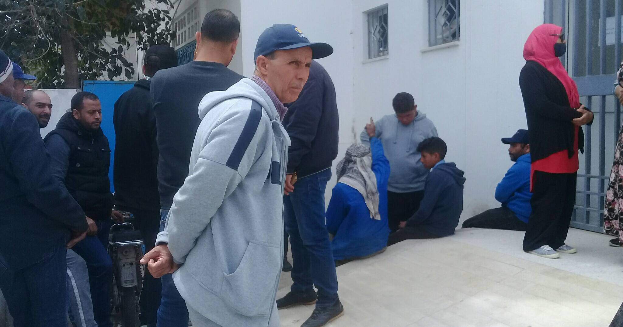 يطالبون بتفعيل مشروع التطهير.. أهالي وادي خميس بطبربة يعتصمون بالمعتمدية 