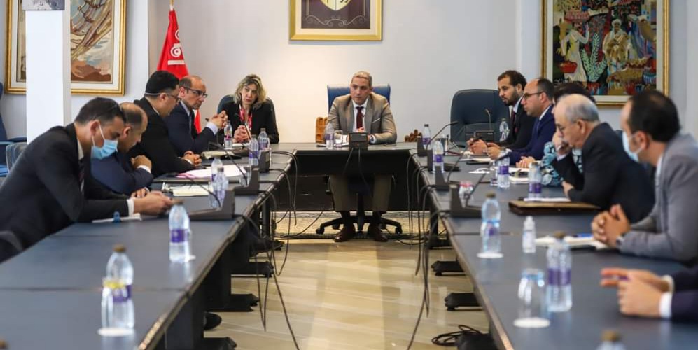 وزير السياحة يجتمع بإطارات الوزارة والمؤسسات تحت الإشراف.. وهذا فحوى اللقاء 