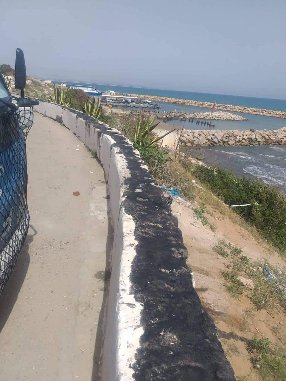 لمنع الزوار و الأهالي من الجلوس ..اعتداء صارخ على كورنيش هرقلة  ورئيسة البلدية توضّح لـ"الصباح نيوز "