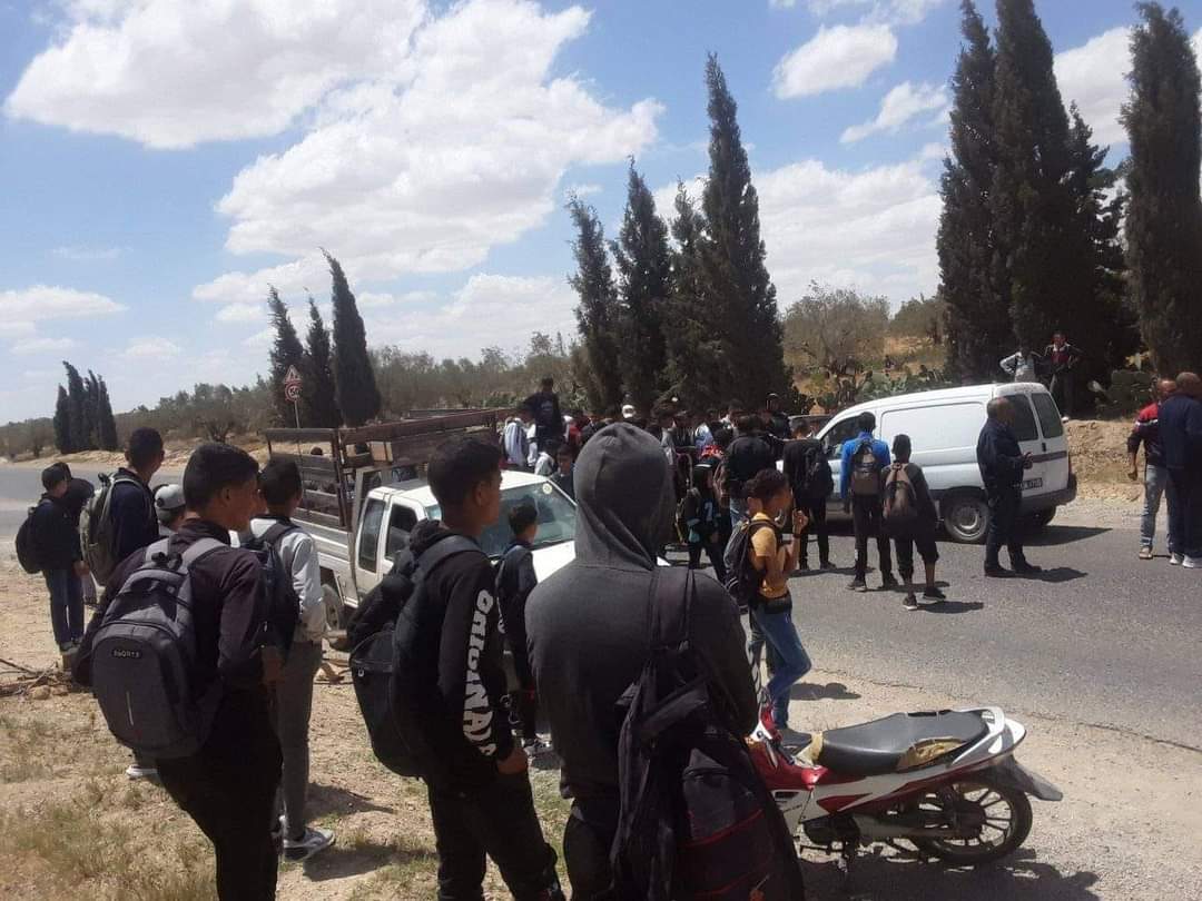 المنستير.. فلاحون وعائلاتهم يغلقون الطريق الرابطة بين عميرة التوازرة والمكنين وبني حسان