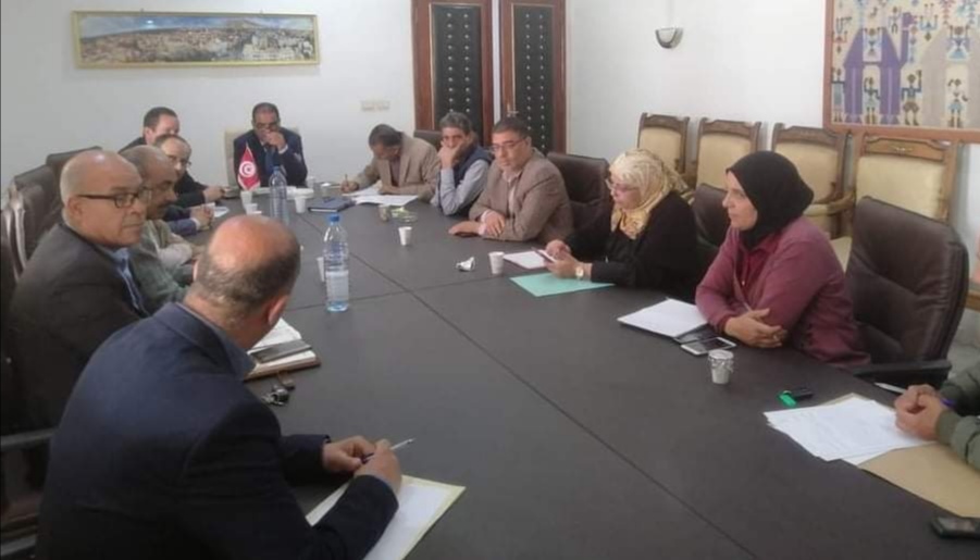  قفصة .. جلسة عمل لمتابعة سبل التسريع في إنجاز سوق الجملة للخضر و الغلال