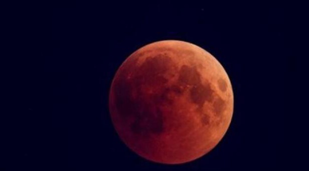 "قمر الدم".. ظاهرة فلكية "مُبهرة" في هذه الدول لـ5 ساعات