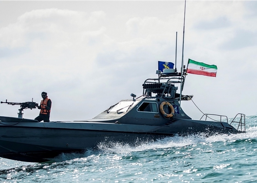 إيران تصادر سفينة أجنبية تنقل وقوداً مهرباً.. وتحتجز طاقمها