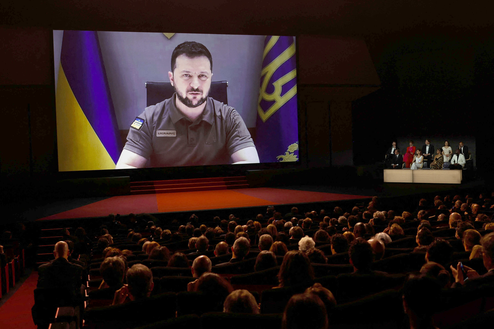 رسالة من الرئيس الأوكراني بلباسه العسكري إلى الحضور في سهرة افتتاح مهرجان "كان" السينمائي الدولي