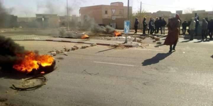  عمال منجم فسفاط المكناسي يقطعون الخط الحديدي رقم13 والطريق الوطنية 