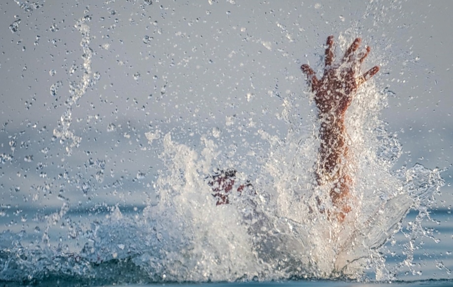 كانوا على متن مركب ترفيهي ..انقاذ 3 شباب من الغرق بالمنستير