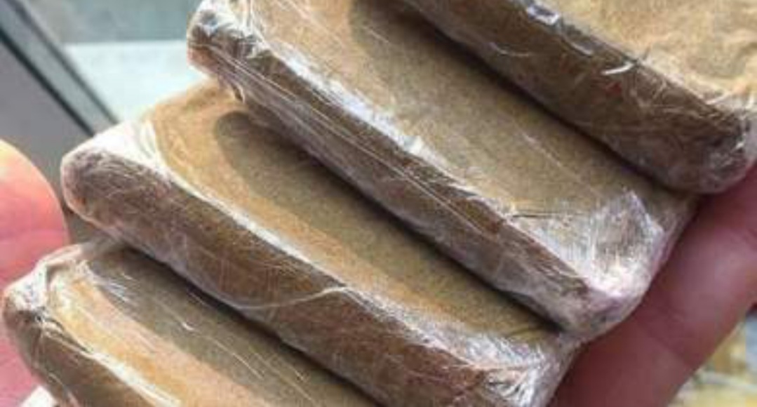  شكت دورية في تصرفاته.. فعثرت لديه على "الزطلة" 