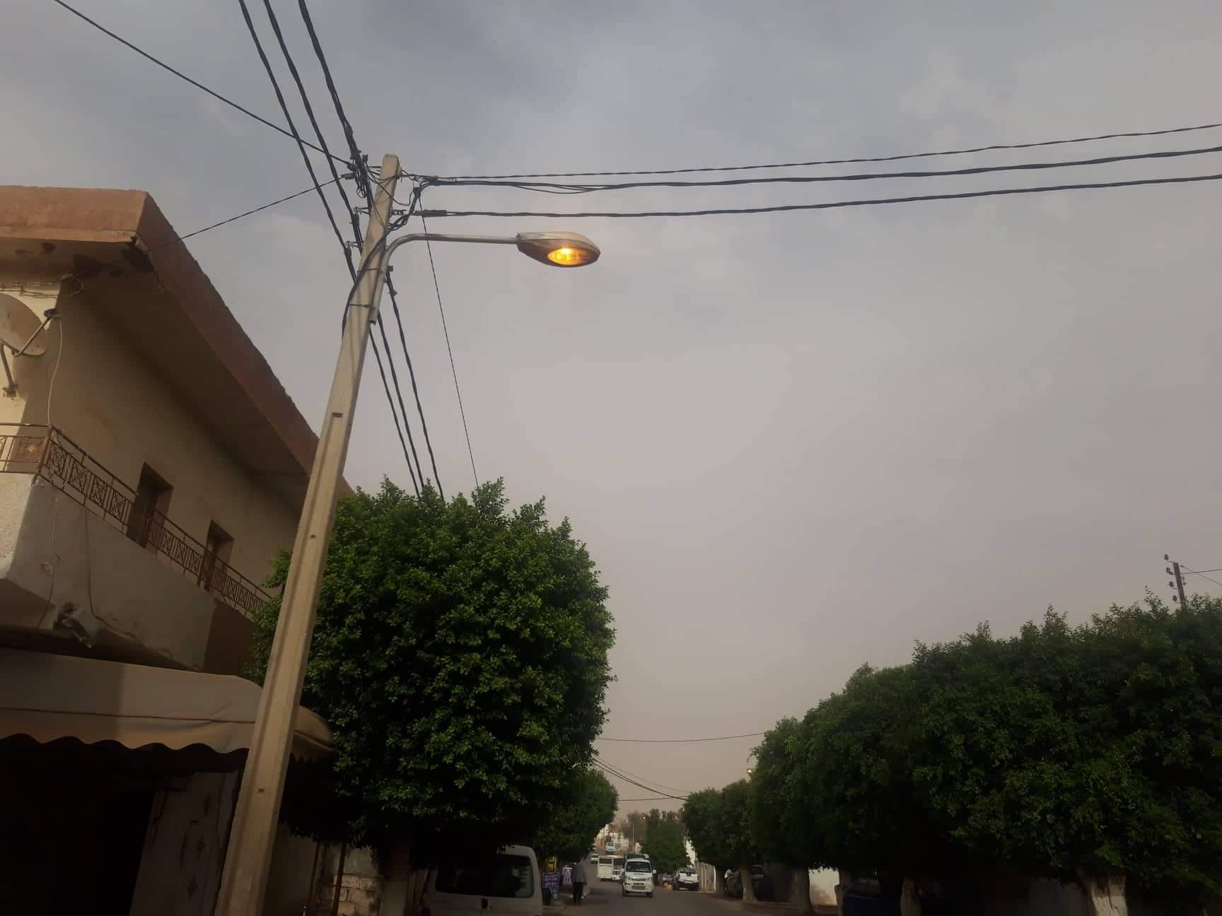 مدنين ..الأضواء العمومية تنير في وضح النهار 