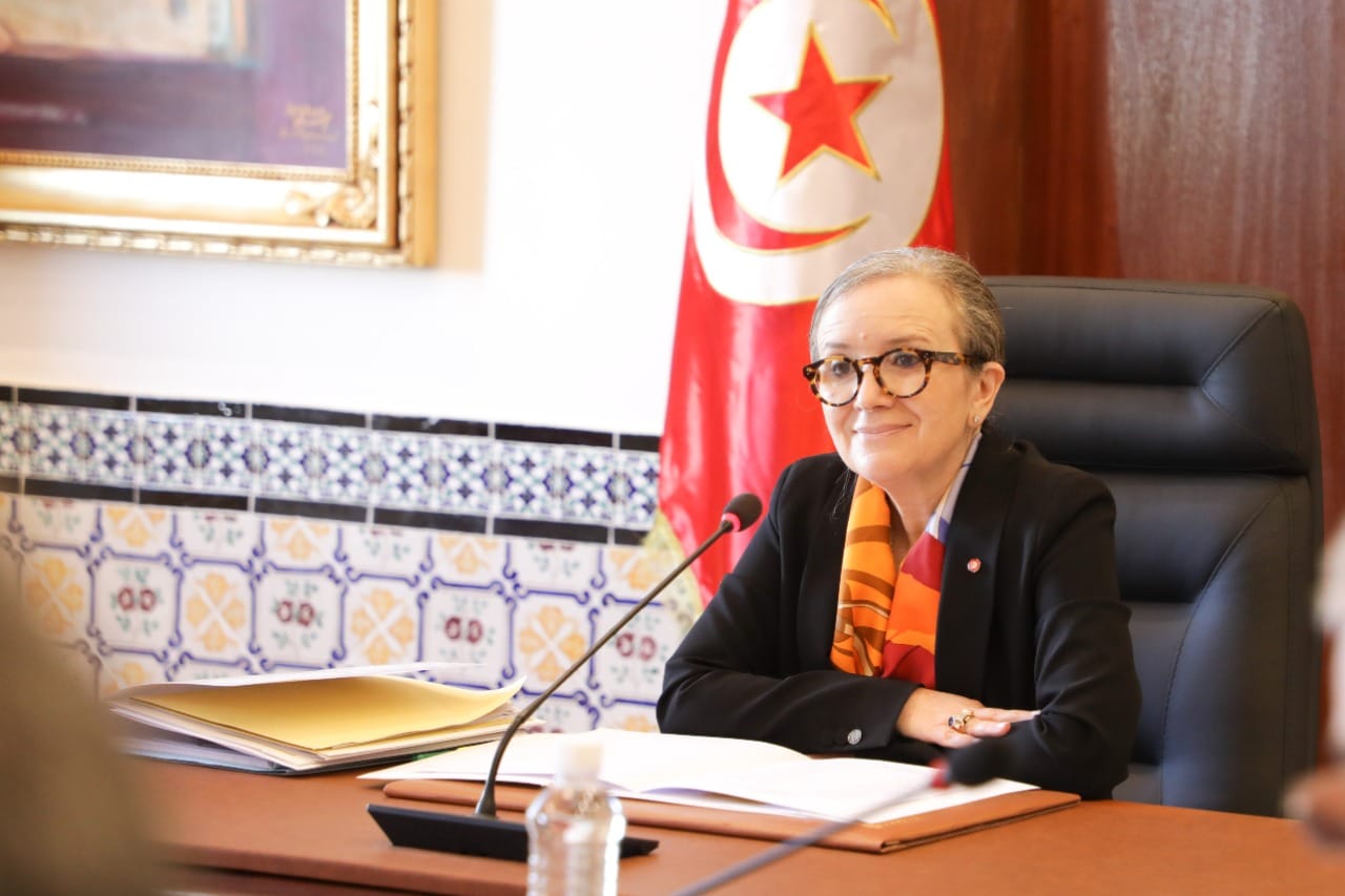 أزمة مالية أم رضوخ لشروط النقد الدولي؟