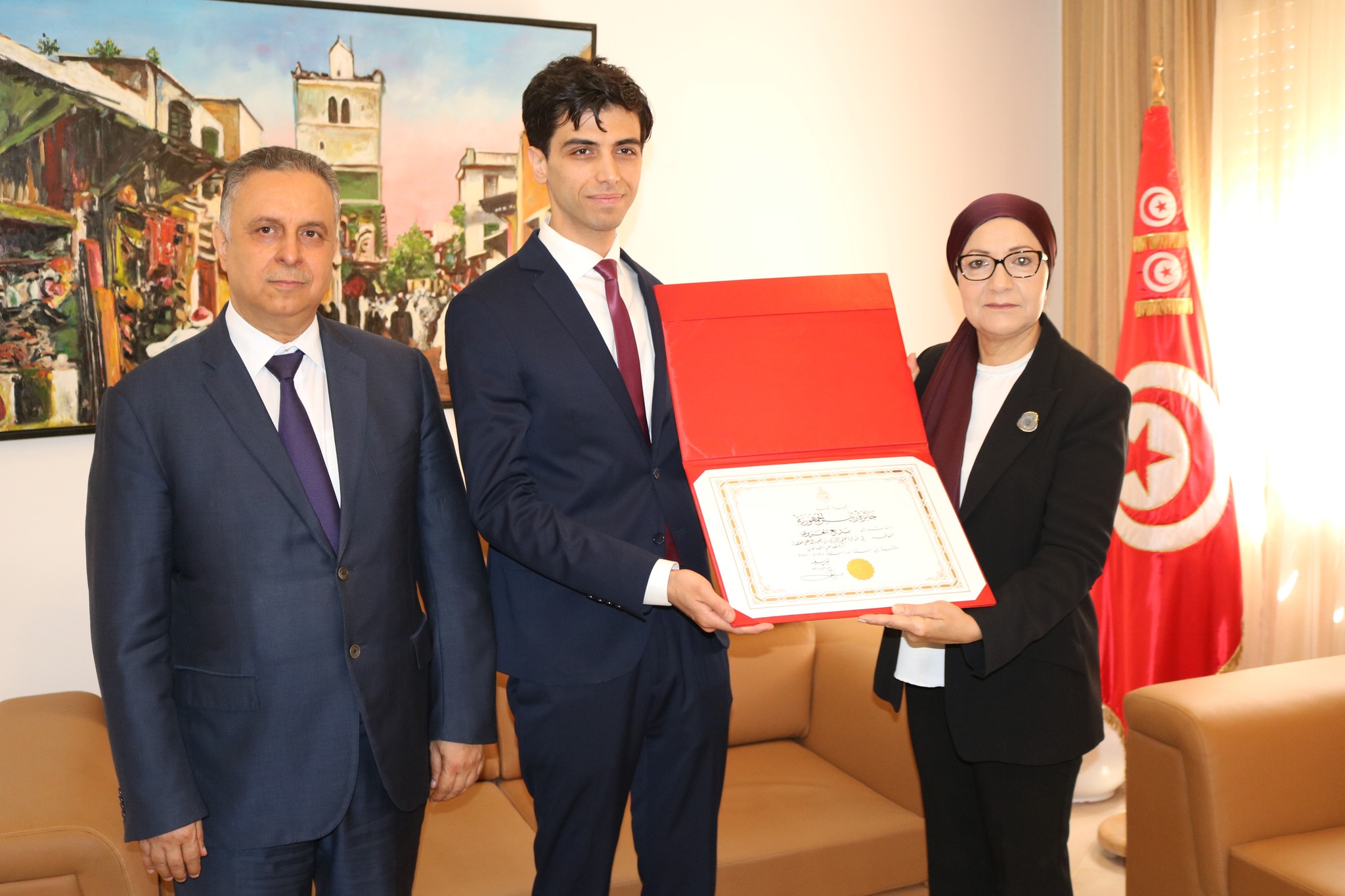  بمناسبة زيارتها للمعهد الأعلى للقضاء.. وزيرة العدل تُسلم جائزة رئيس الجمهورية لملحق قضائي متفوق خلال السنة التكوينية 2021 