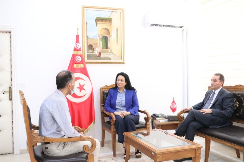 وزيرة الأسرة تستقبل الطبيب المتطوّع بالتعهّد بحالة طفلة القيروان...