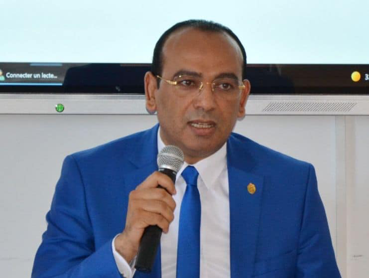وزير الشؤون الدينية يؤبن زوجة وزير الداخلية