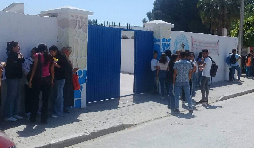 مترشحون  من امام معهد ابن ابي الضياف بمنوبة ..  "الأنقليزية "  في المتناول و الباكالوريا  تجربة هامة لكنها صعبة 