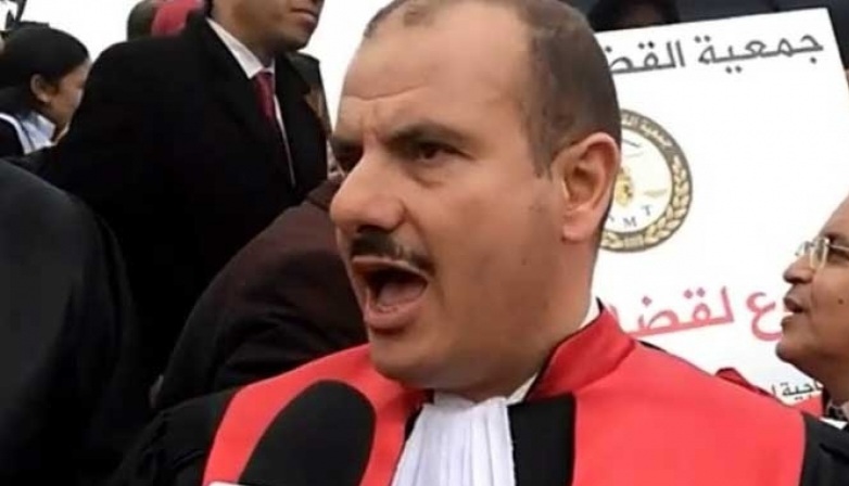 عاجل/ انس الحمادي يتعرض  الى الإغماء خلال الوقفة الاحتجاجية