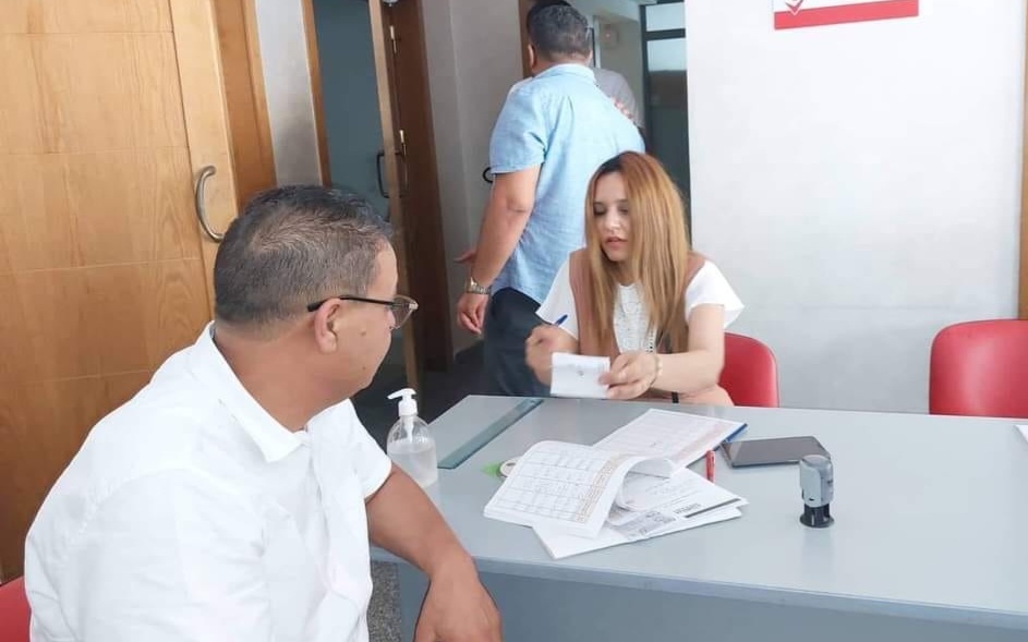 المغزاوي يقدم تصريح المشاركة في  حملة الإستفتاء