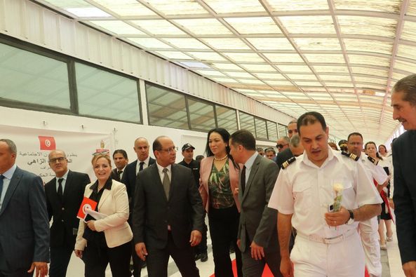 وفد حكومي يستقبل عددا من مواطنينا بالخارج العائدين إلى أرض الوطن خلال العطلة الصيفية