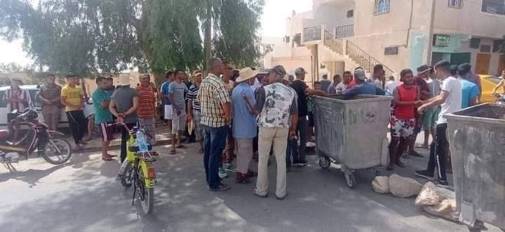 بسبب انقطاع الماء لليوم الثالث على التوالي .. مواطنون بالرديف يحتجون و يغلقون الطريق