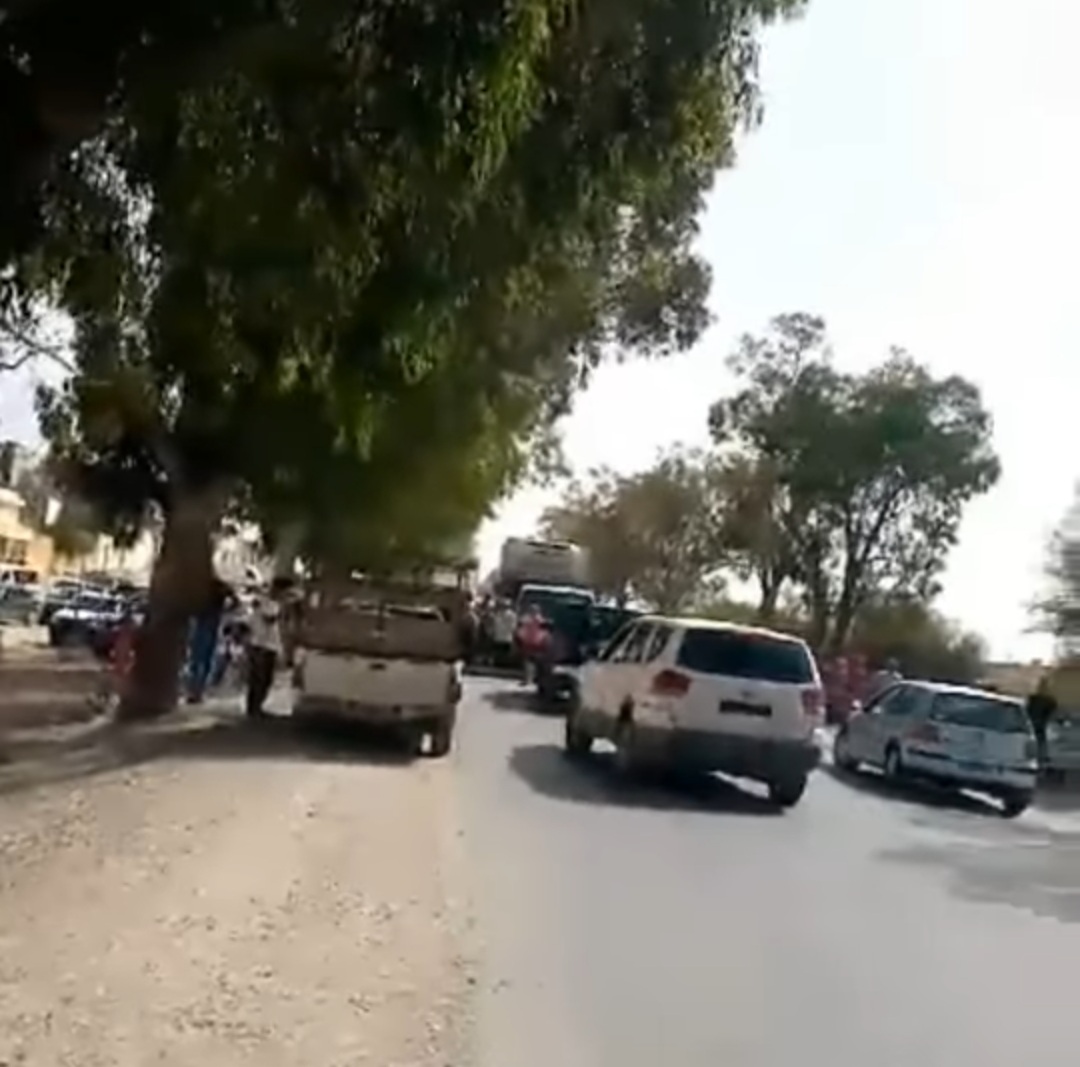سكّان " خنيقة مقرة " من معتمدية الفحص يقطعون الطريق  بسبب انقطاع الماء 