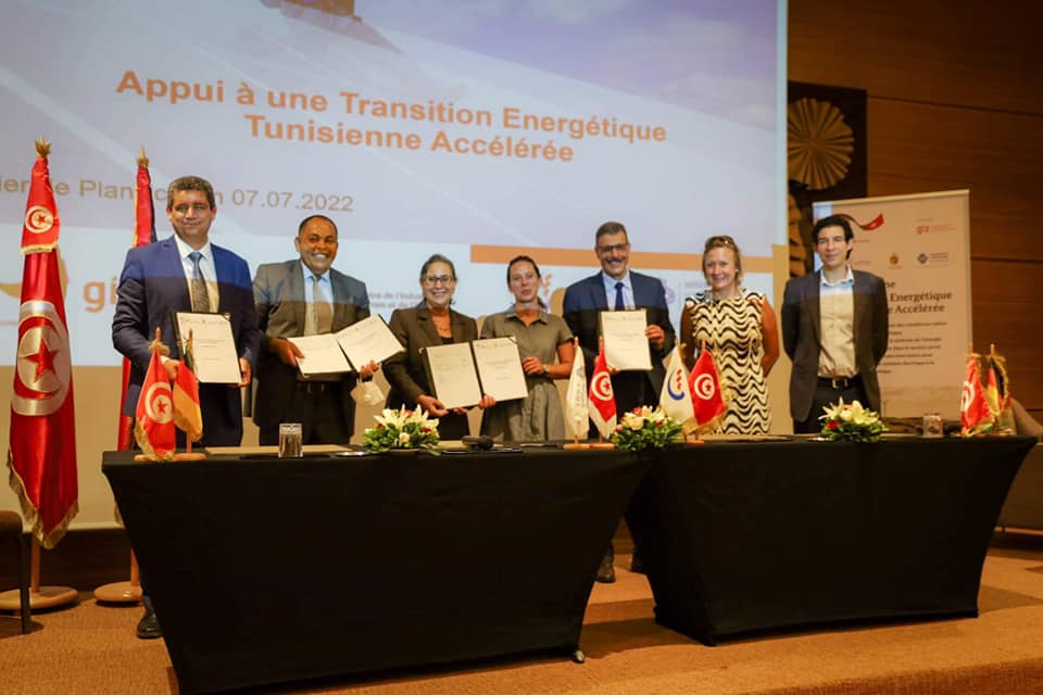 توقيع عقد تنفيذ مشروع " دعم تسريع الانتقال الطاقي بتونس"