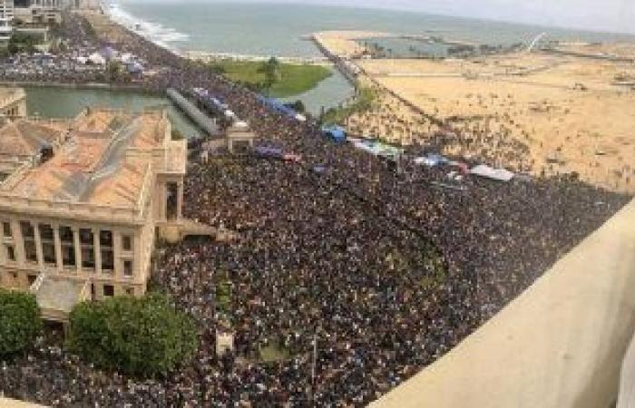 فيما اقتحم  المتظاهرون غرفة نومه ..رئيس سيريلنكا يفر في باخرة عسكرية !