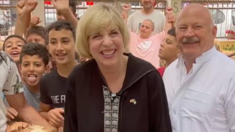  ارتدت جلباب وزوجها يحمل قميصا ..سفيرة الولايات المتحدة بالجزائر تشتري كبش العيد