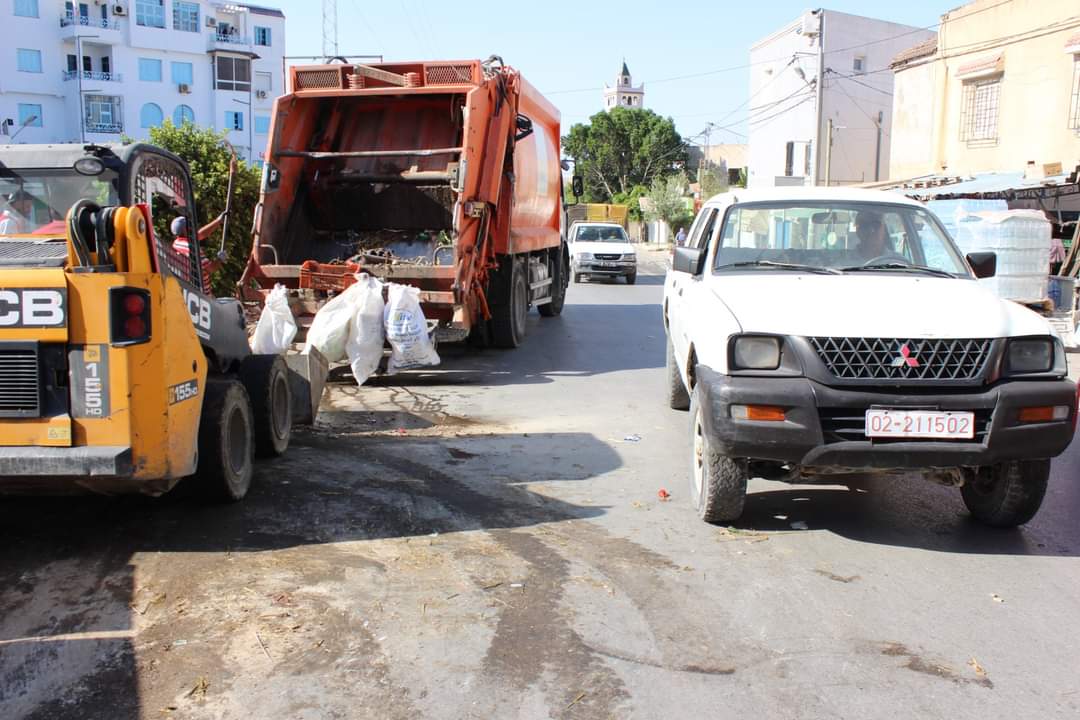 رئيس بلدية دوار هيشر لـ"الصباح نيوز": رفعنا اكثر من 700 طن من الفضلات و العمل متواصل لأيام اخرى..