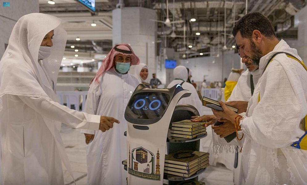 السعودية.. روبوت لتوزيع المصاحف على الحجاج داخل المسجد الحرام