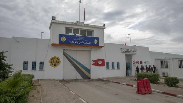  نقل مجموعة من المودعين بسجن المرناقية إلى سجني أوذنة وصواف.. وهذه الأسباب