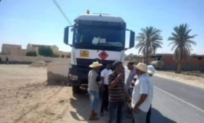 قبلي .. أعوان شركة البيئة يمنعون شاحنات نقل المحروقات من عبور مدينة دوز لهذه الأسباب