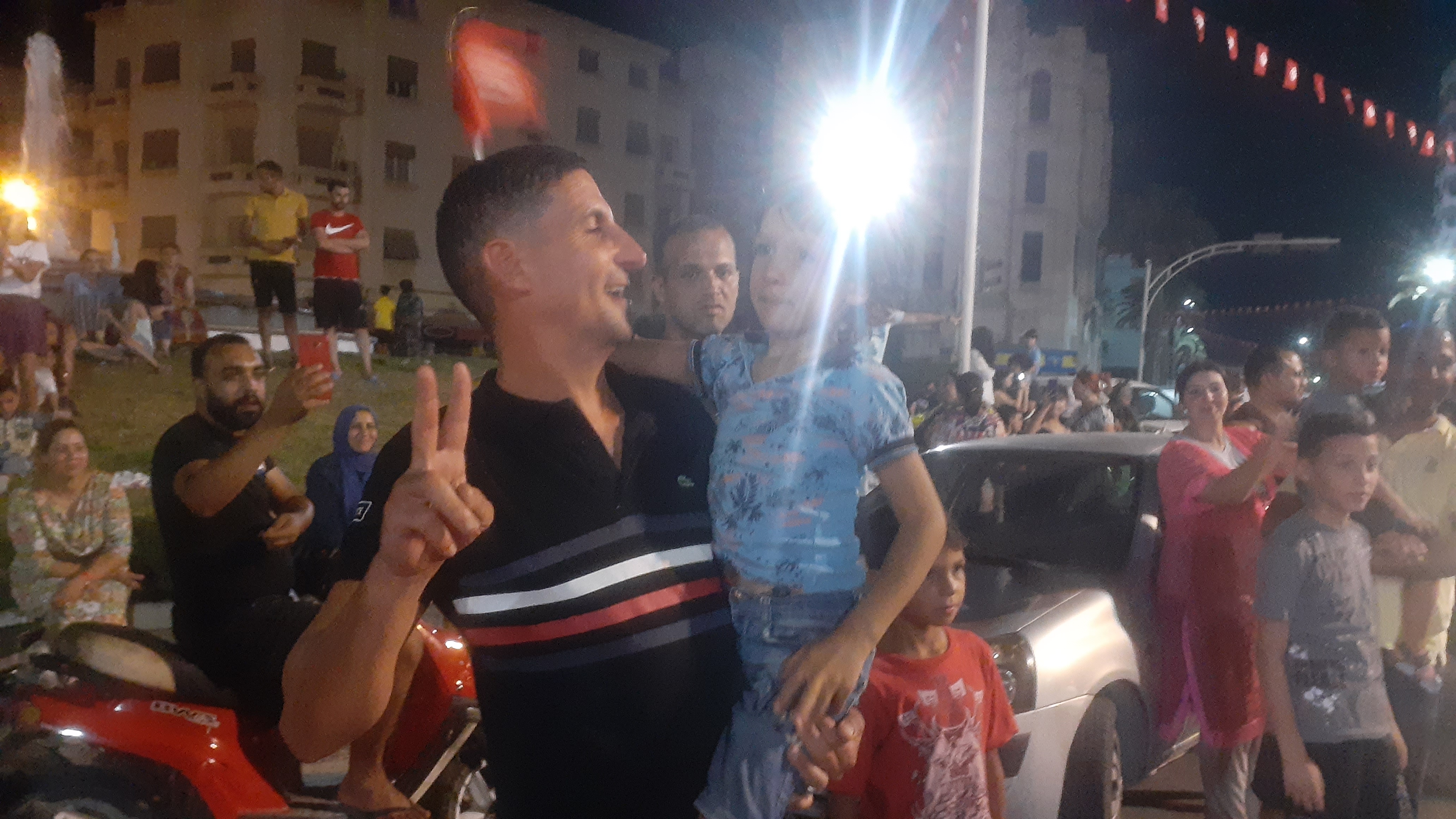 صفاقس.. أحواء ما بعد غلق مراكز الاقتراع  أمام مقر بلدية صفاقس باب بحر