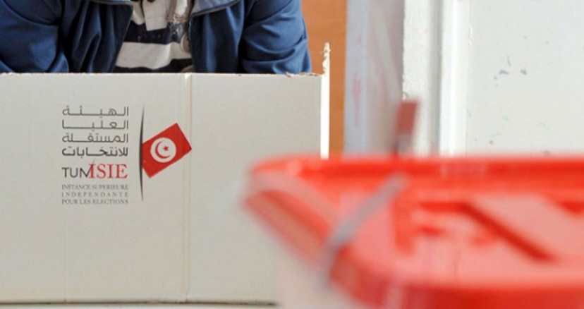  القيروان / بحضور عدل منفذ.. إعادة فتح عدد من صناديق الاقتراع