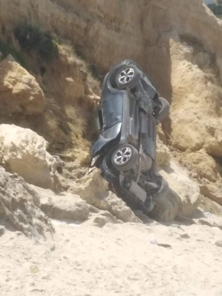  سقوط سيارة من منحدر بشاطئ الصخور بنزرت
