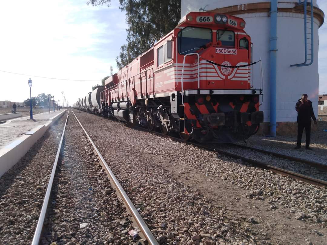 عمال منجم الفسفاط بالمكناسي يقررون  غلق الخط الحديدي عدد 13 امام قطار المسافرين و نقل الفسفاط 