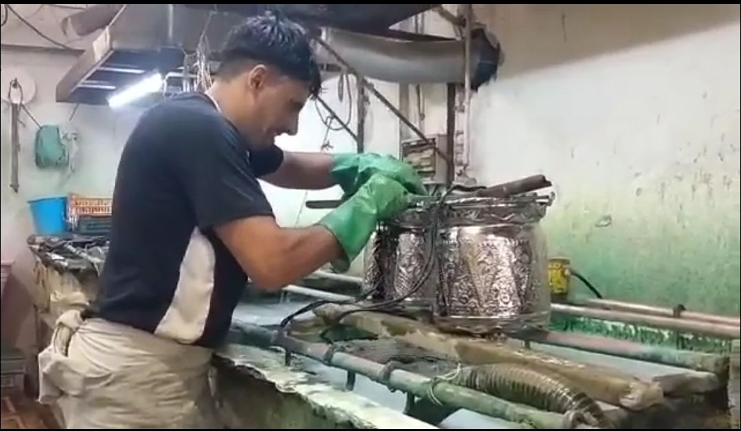 صناعة انتعشت بعد أن كادت تندثر.. تلميع المعادن يعيد للنحاس بريقه