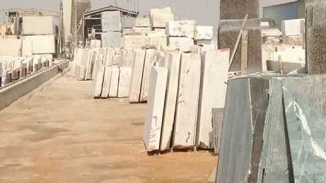   سقطت عليهم رخامة.. إصابة 4 عمال بجروح وكسور خطيرة