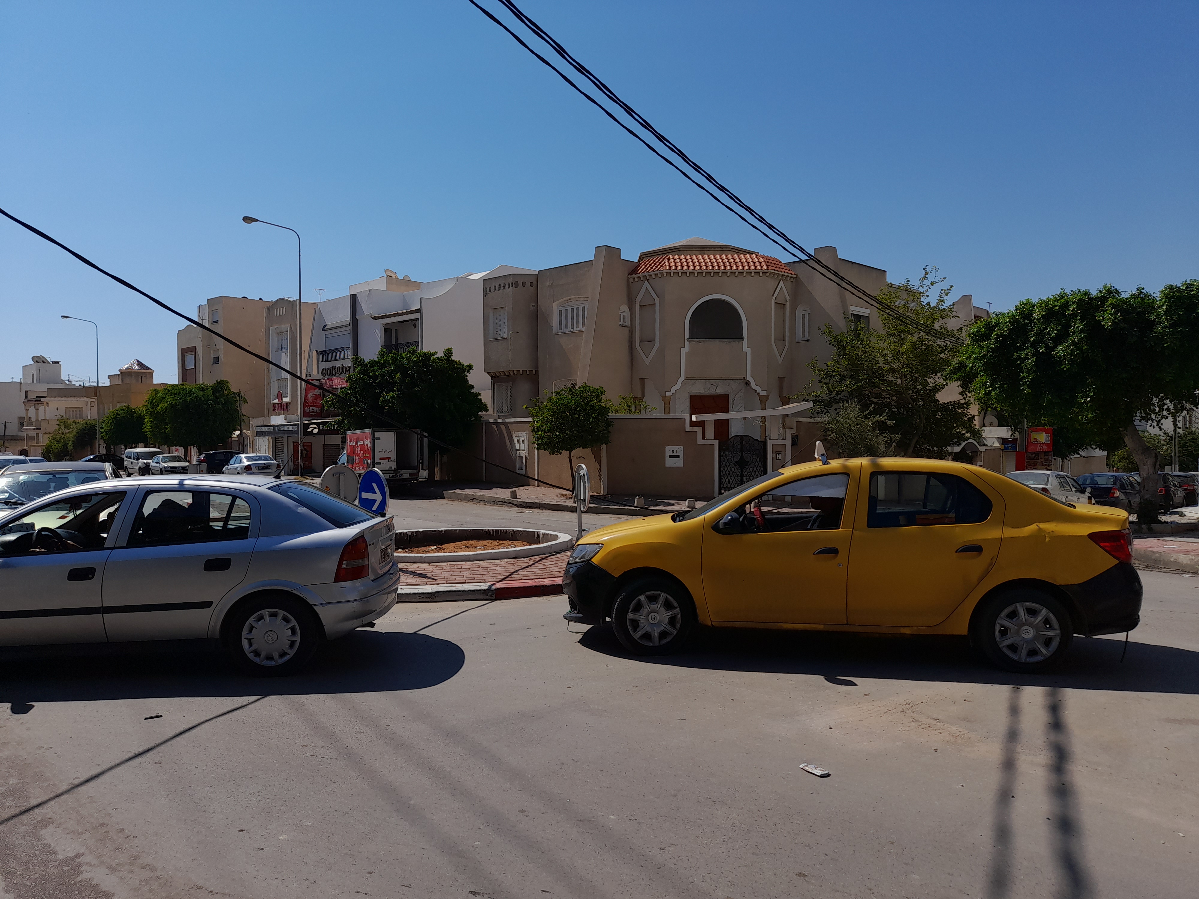  سوسة: سقوط سلك كهربائي يعطّل حركة المرور..  و"الستاغ" في "سبات"