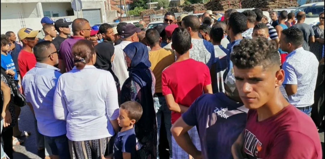 بسبب العطش..غلق الطريق الوطنية عدد17بمنطقة ببوش الحدودية وشلل كلي في حركة العبور