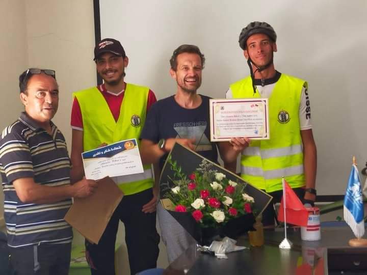 سائح ألماني يدعم قرية SOS أكودة بطريقته 