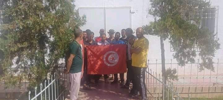 للمطالبة بانتدابهم ..عمال الأراضي الدولية بسيدي بوزيد يغلقون المركب الفلاحي بالطويلة 