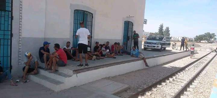 خطوات تصعيدية لعمال منجم فسفاط المكناسي..غلق الإدارات العمومية والطريق الوطنية رقم 14