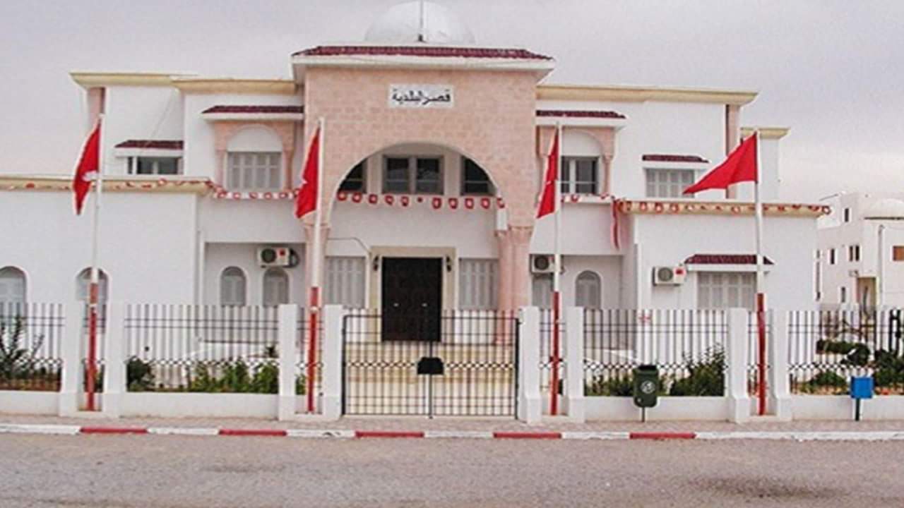 لليوم الثاني على التوالي.. وقفات إحتجاجية لعمال بلدية القيروان