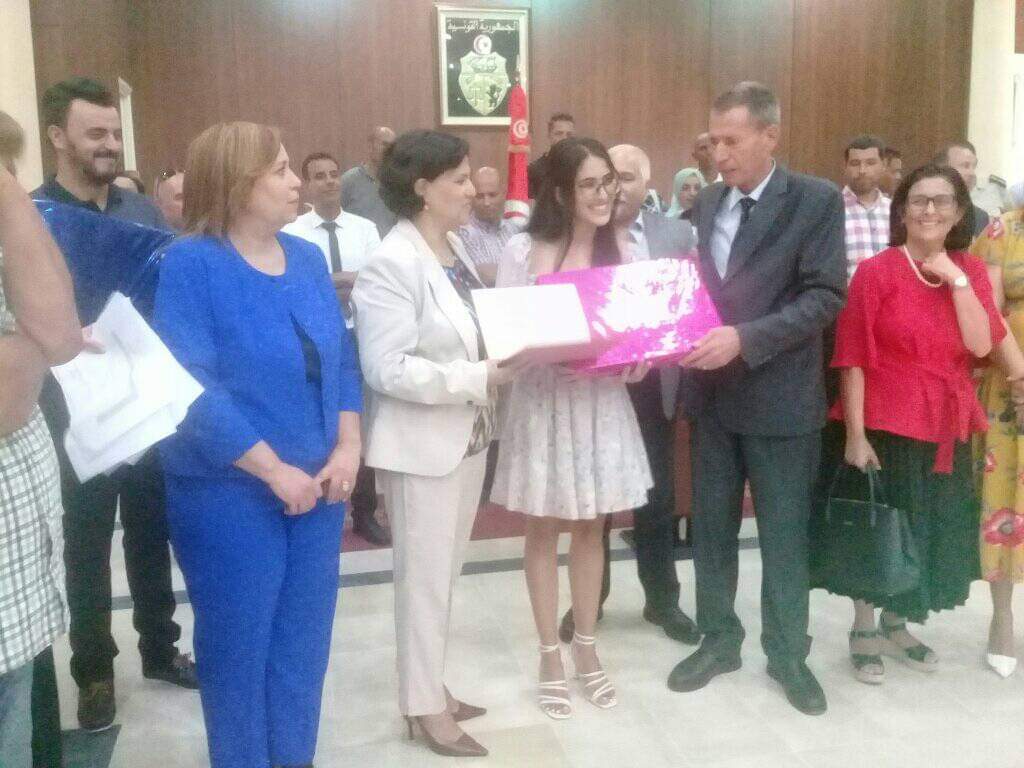 منوبة .. تكريم التلاميذ النجباء وعدد من الاطارات التربوية بمناسبة يوم العلم 