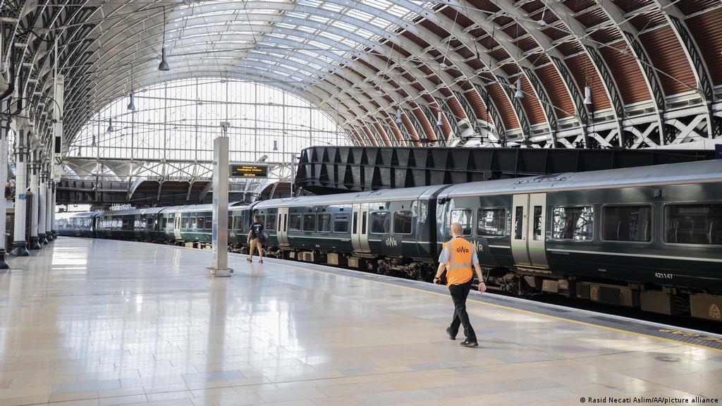 تعطل حركة قطارات مترو أنفاق لندن.. حريق ضخم في جسر للسكك الحديدية