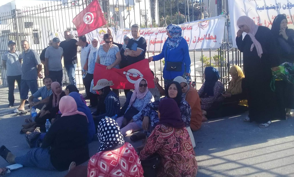 عشية الاجتماع الحاسم في وزارة التجارة.. عمال  "سيكوفريب" في اعتصام امام ولاية بنزرت 