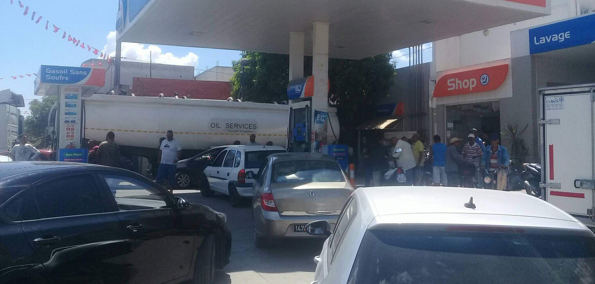 اكتظاظ وتدافع في محطات الوقود بمنوبة بسبب النقص الحاد في المحروقات !!؟