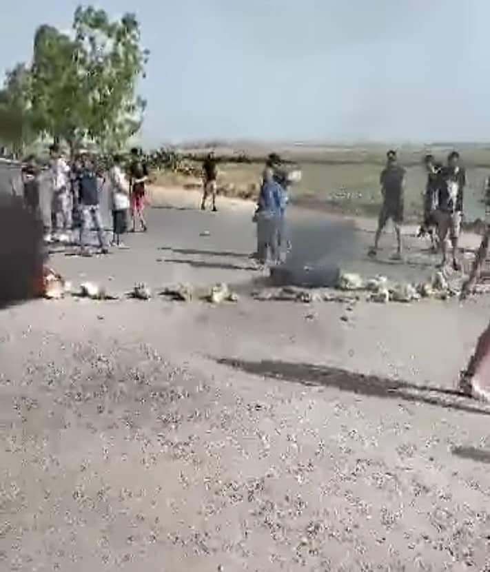 اشعلوا العجلات واغلقوا الطريق.. اهالي السعايدية يحتجون