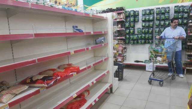 بعيدا عن المضاربة واتهامات الرئيس.. فقدان المواد الغذائية الأساسية أمر واقع.. والسيولة "غائبة"