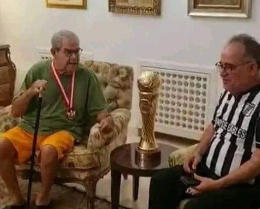 في حركة نبيلة  ..محمد الطرابلسي يهدي كأس تونس  للمنصف السلامي