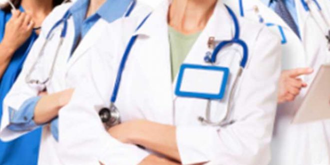 القصرين.. وقفة احتجاجية للطواقم الطبية وشبه الطبية تنديدا بالاعتداءات  المتكررة عليهم